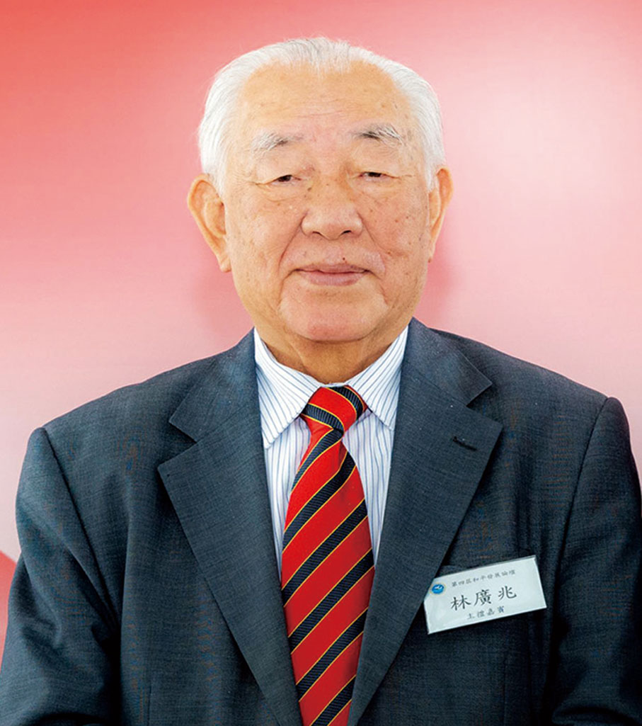 ◆ 兩岸和平發展聯合總會首席會長林廣兆在論壇上致送紀念品予主講嘉賓。