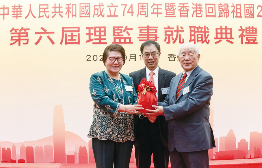 ◆ 兩岸和平發展聯合總會首席會長林廣兆移交印鑑予新任會長陳趙滿菊，主禮嘉賓張強見證。