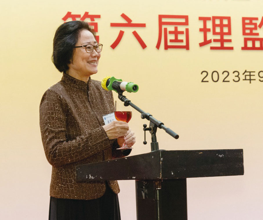 ◆ 兩岸和平發展聯合總會監事長蕭聖立主持祝酒儀式。