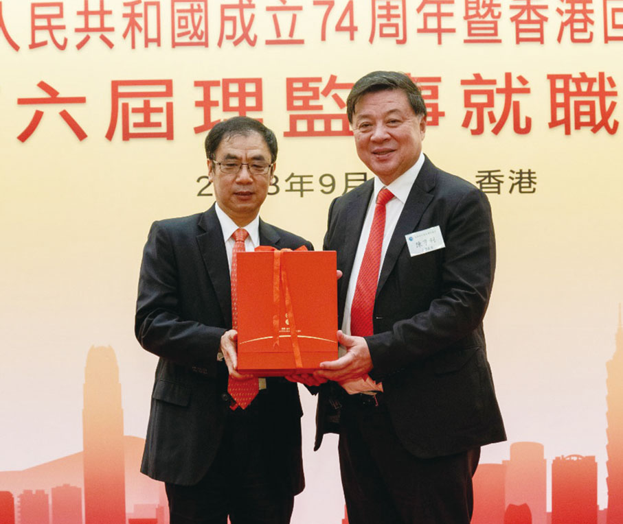 ◆ 兩岸和平發展聯合總會執行會長陳亨利代表創會會長陳守仁接受部長張强頒發紀念品。