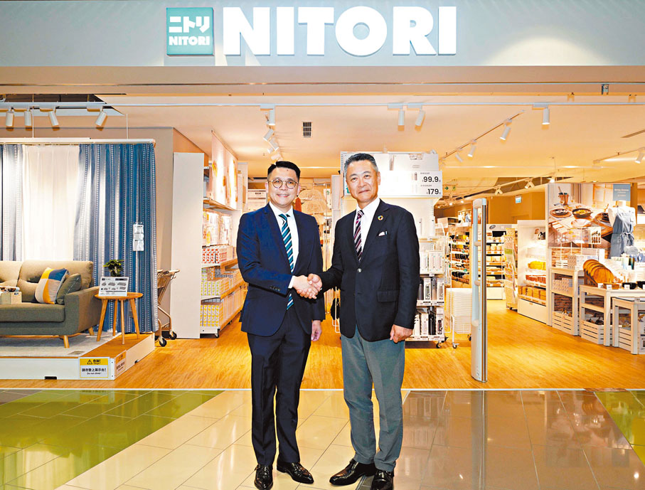◆武田政則（右）表示，在香港開設分店主要考慮成本控制問題。左為吳鎧廷。