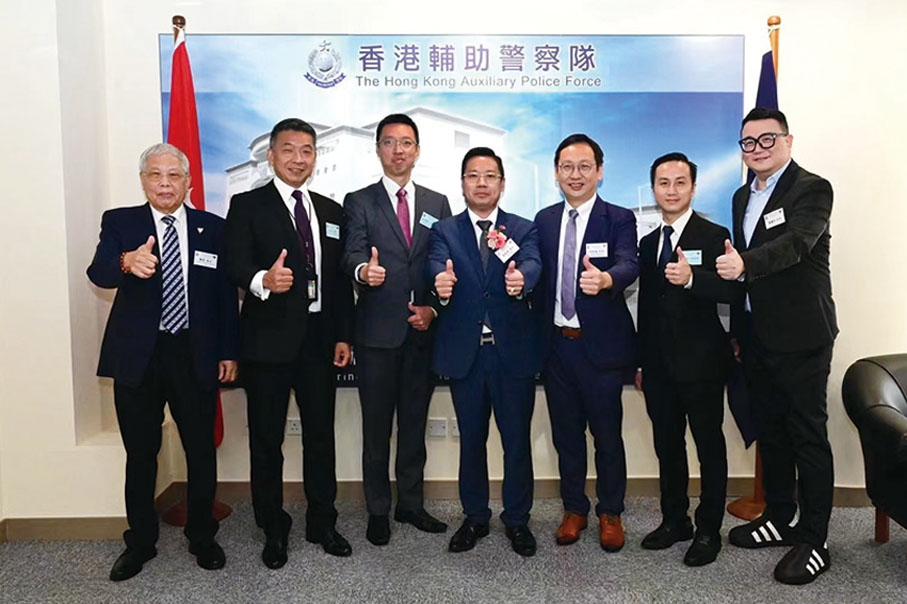 ◆ 黃東周(中)與一眾友好同出席輔警訓練結業會操活動。