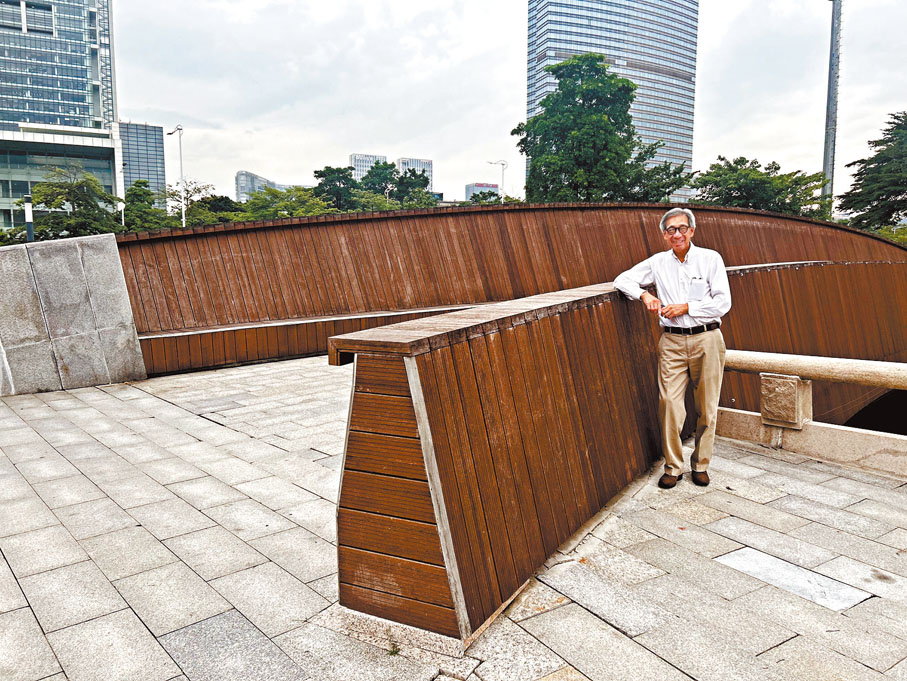 ◆貝建中在廣州步道橋參觀留念。
