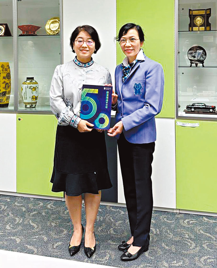 ◆香港傑出青年協會主席梁冬陽醫生贈送《香港傑青50年》給中華全國青年聯合會副秘書長白潔女士。 作者供圖