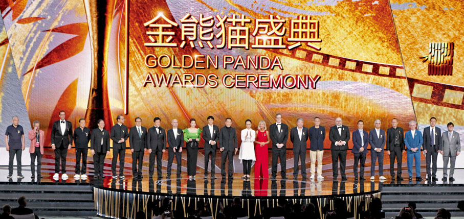 ◆ 首屆金熊貓獎評委集體亮相。  李兵   攝