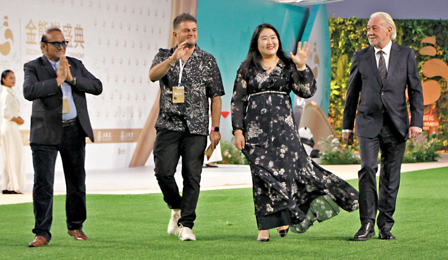 ◆ 中外明星走熊貓大道。 李兵 攝