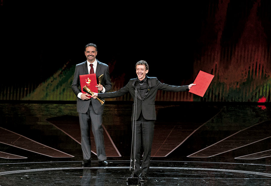 ◆ 電影單元最佳男主角獎獲得者納威爾·佩雷茲·畢斯卡亞特發表獲獎感言。  新華社