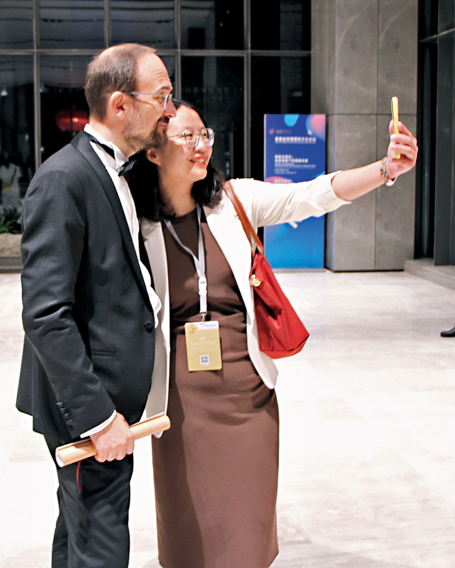 ◆ 影迷與外國明星合影。 李兵 攝