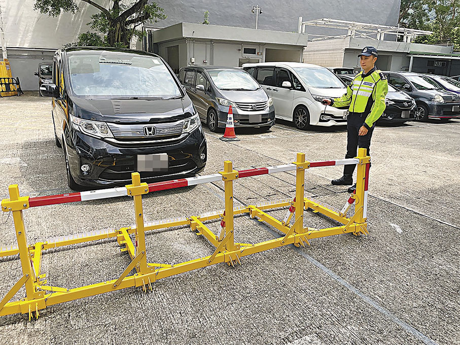 ◆警方引入內地以鎂鋁合金製造的可攜遙控移動阻車器。 香港文匯報 記者 廖傑堯 攝