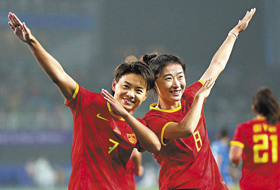 ◆王霜（左）和姚偉在比賽中慶祝入球。  新華社