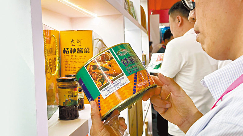 ◆消費者認真查看即食預製菜產品說明。 香港文匯報記者丁春麗  攝