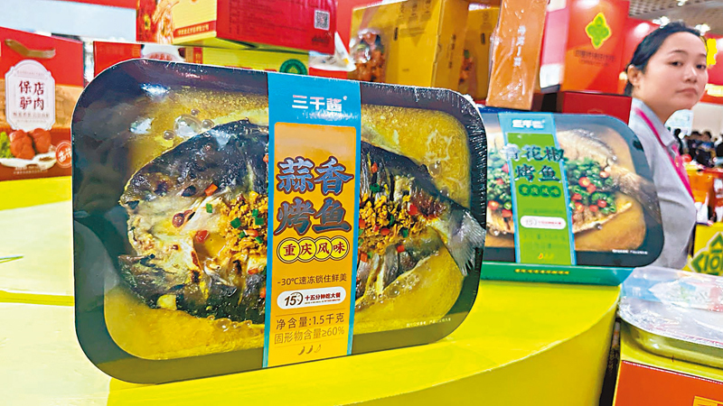 ◆山東濟南一場預製菜產業博覽會上，預製菜產品琳瑯滿目。香港文匯報記者丁春麗 攝