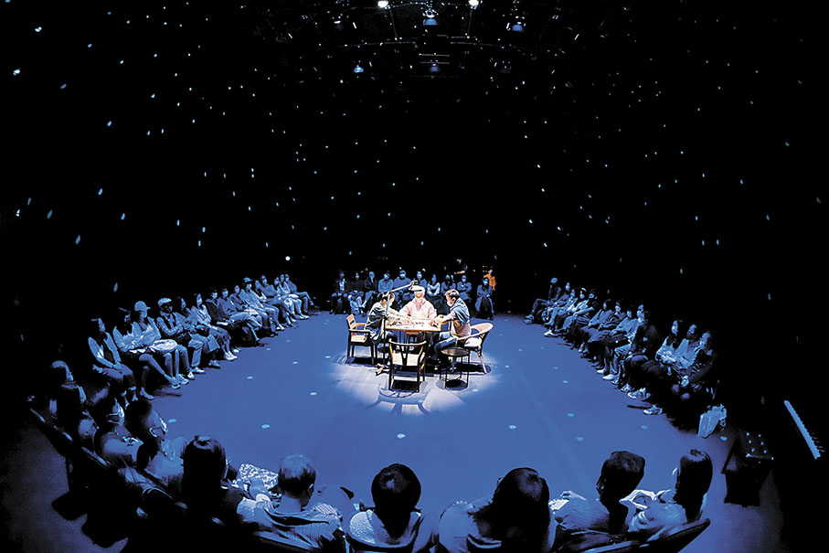 ◆艱辛歲月（階段展演），設置一張三缺一的麻雀枱。  攝影：Ho Tung Shing