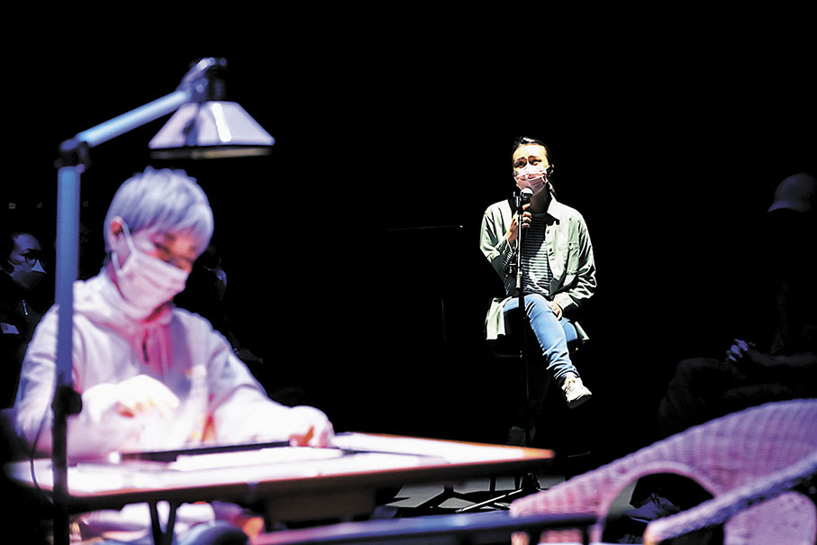 ◆金燕玲（前）與張國穎在《艱辛歲月》（階段展演）中。  攝影：Ho Tung Shing