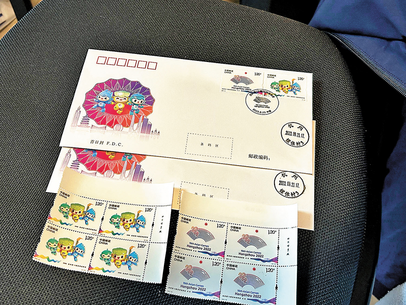 ◆新鮮出爐的杭州亞運會紀念郵票和首日封。 香港文匯報記者敖敏輝  攝