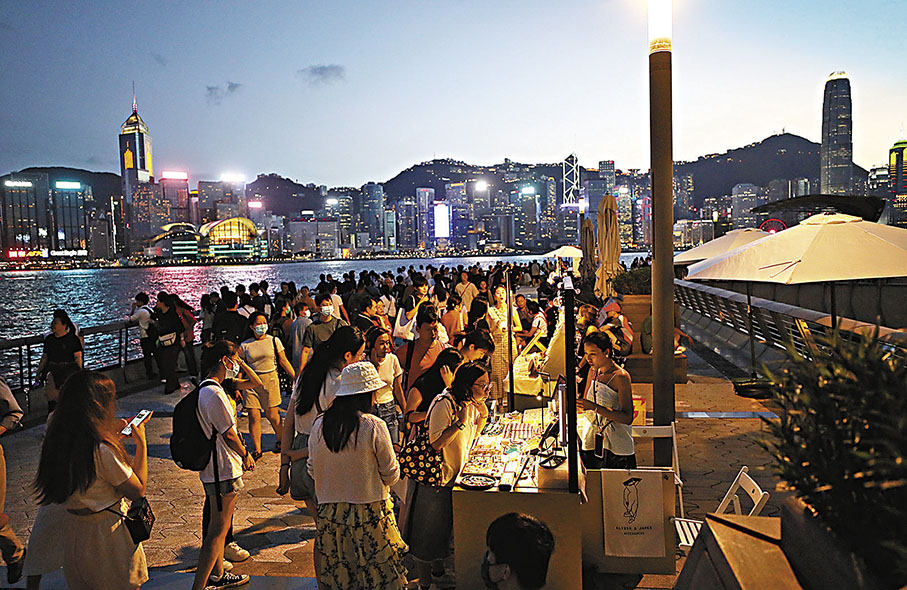 ◆K11商場在尖沙咀海濱舉行的夜市昨日進入第二晚，吸引了大批市民遊客前來。 香港文匯報記者萬霜靈  攝