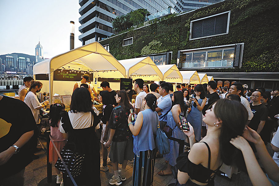 ◆有攤檔成大熱檔位，大排長龍。 香港文匯報記者萬霜靈  攝