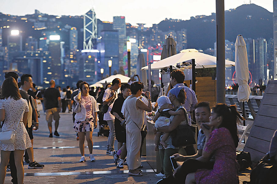 ◆「星光夜市」的人流雖然不少，不過文創手作產品檔口未算熱爆。 香港文匯報記者萬霜靈  攝