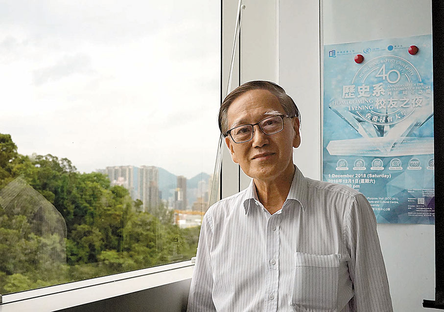◆香港浸會大學歷史系榮休教授周佳榮接受香港文匯報記者訪問。
