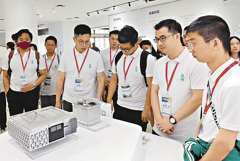 ◆同學們對寧德的科技發展和新能源產業大感興趣。 觀塘民政事務處圖片