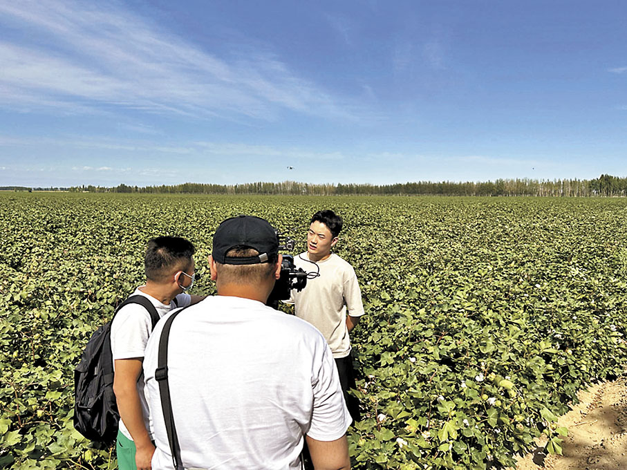 ◆同學們在精河棉花田接受當地媒體採訪。 點新聞圖片