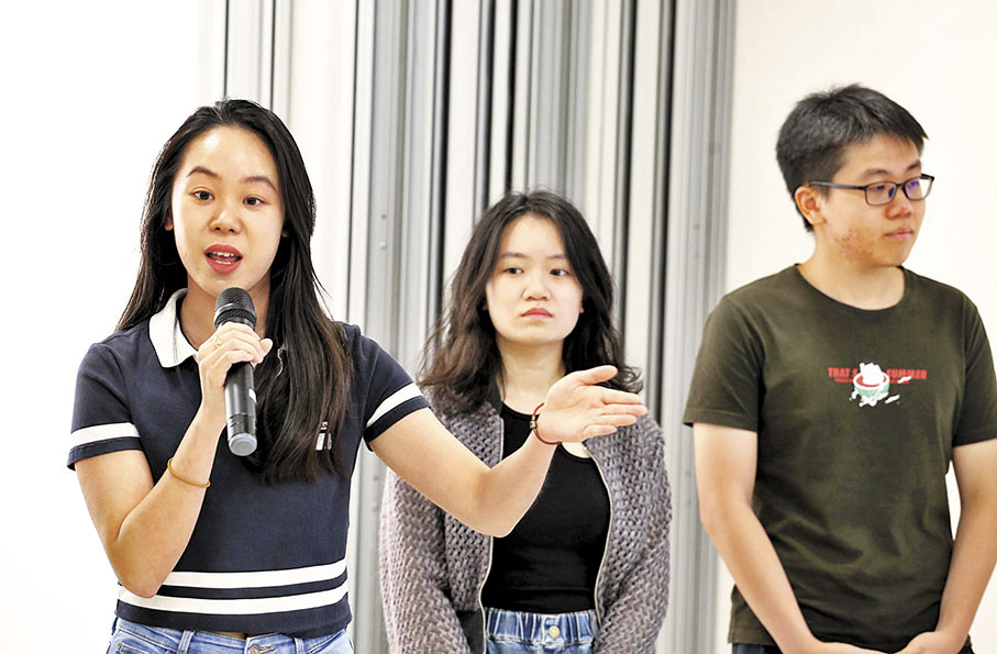 ◆盧立雅（左一）分享在交流團的收穫。 大公文匯 全媒體 記者 黃洋港  攝