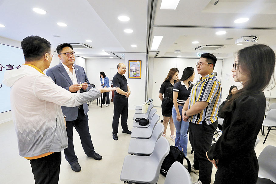 ◆多名同學表示，為祖國的高科技農業發展而自豪。 大公文匯 全媒體 記者 黃洋港  攝