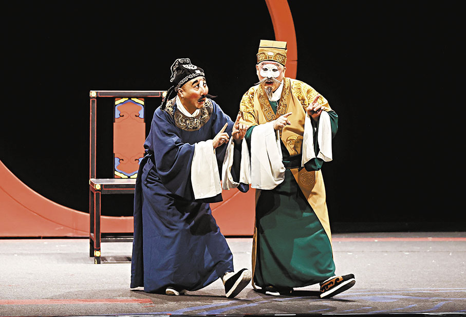 ◆梅慶羊扮演貢老爺（右）和黃臣扮演貢財。