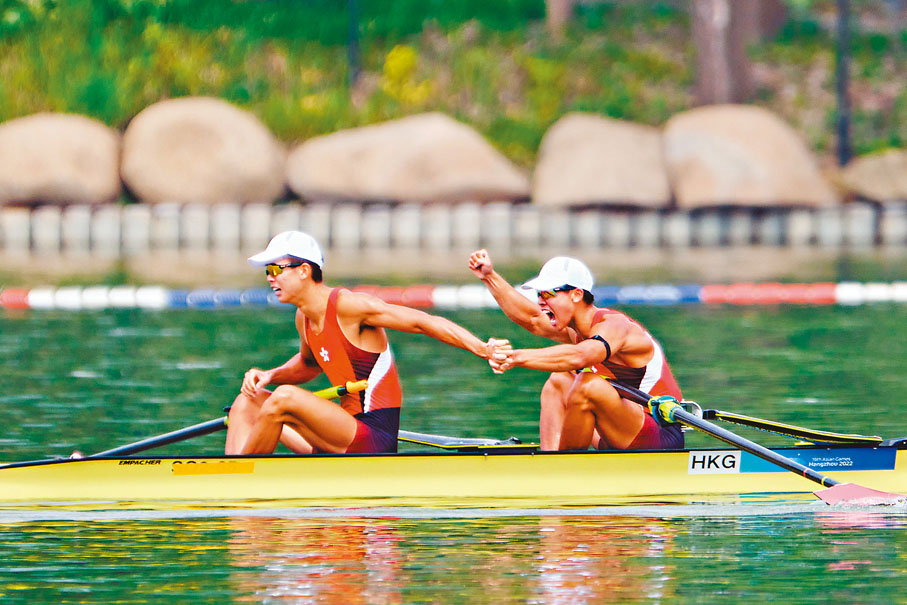 ◆林新棟、王瑋駿在杭州亞運會男子雙人單槳無舵手決賽中以6分44秒20的成績奪得冠軍，為香港在本屆亞運奪得第一金。中通社、新華社