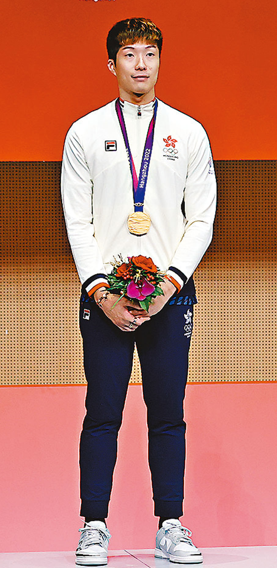 ◆張家朗站在領獎台上。 中新社