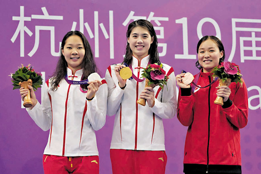 ◆張雨霏（中）輕鬆奪金。 美聯社