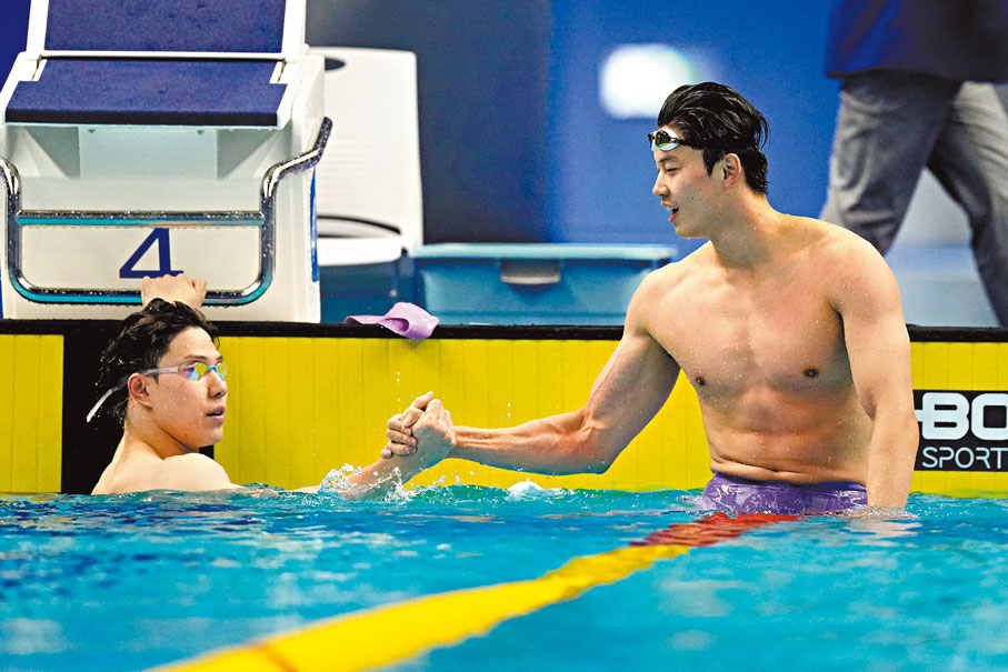 ◆汪順（右）力壓覃海洋奪金。 美聯社