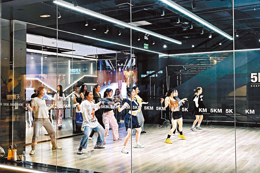 ◆下班後，年輕人會選擇在舞蹈健身室內揮汗如雨，體驗運動的快樂。香港文匯報記者連愍鈺  攝