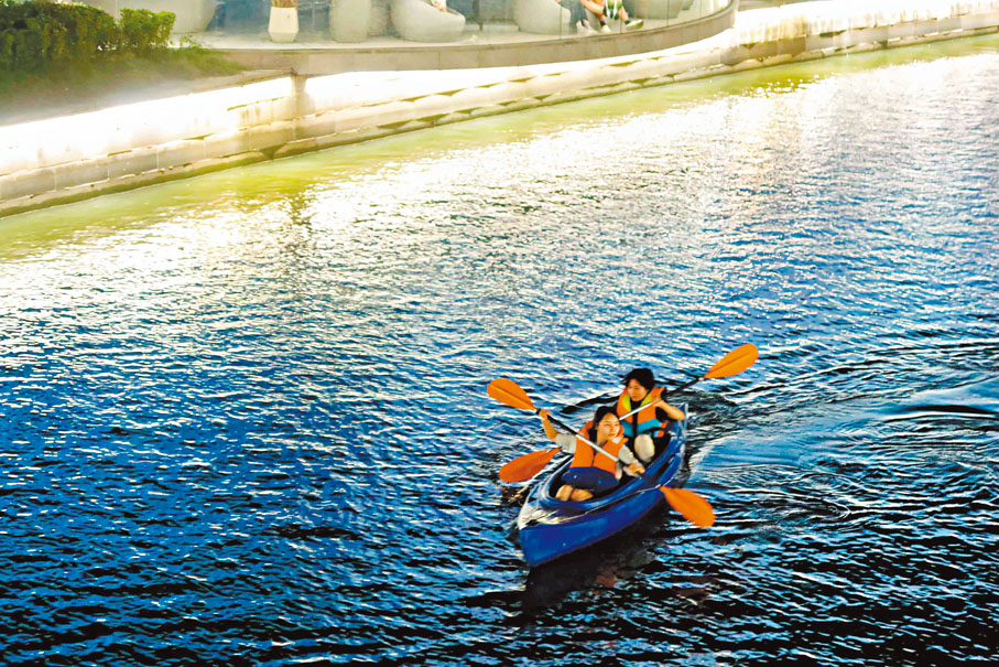 ◆在杭州，由「Citywalk」衍生而來的「Cityboat」正持續爆火出圈。香港文匯報記者連愍鈺  攝