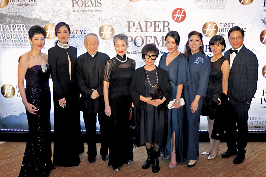 ◆陳寶珠與兒子楊天經及新抱吳文珊、梅雪詩、楊千嬅等前晚出席慈善晚宴。