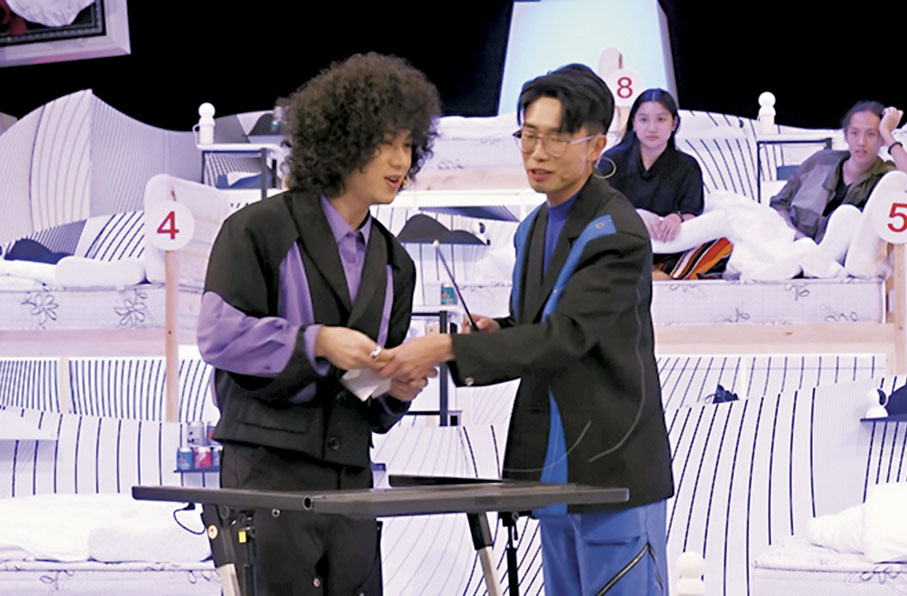 ◆陸浩明一手搶過曾比特的cue卡。