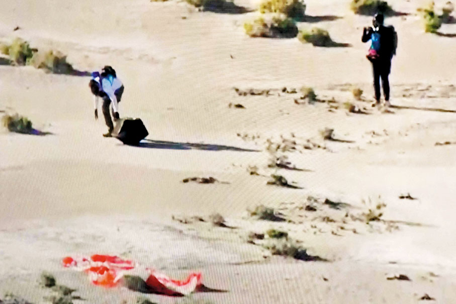 ◆NASA人員視察返回艙。 法新社