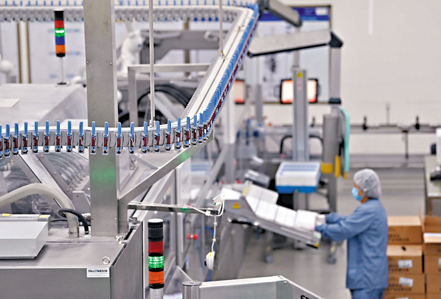 ◆中央不斷推出政策來加強醫療體制改革，扶持醫藥行業發展，令行業投資價值重現。圖為員工在藥廠內工作。資料圖片