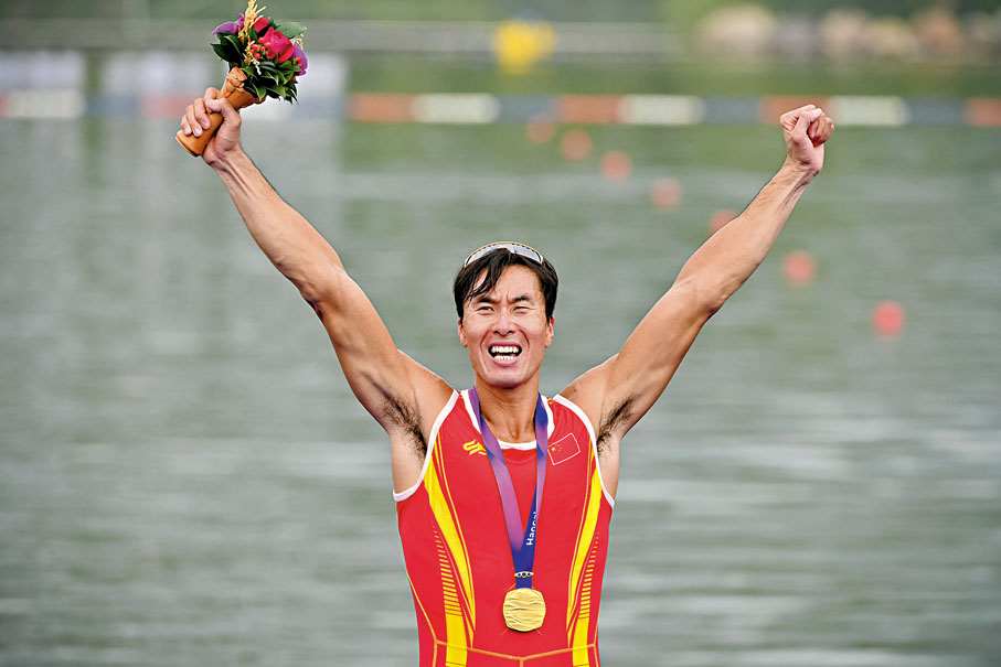 ◆張亮在頒獎儀式上慶祝。 新華社