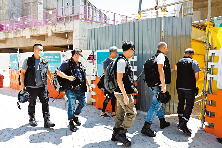 ◆多名重案組探員昨日到達柯士甸道西1號事發地盤展開調查。香港文匯報記者鄧偉明 攝