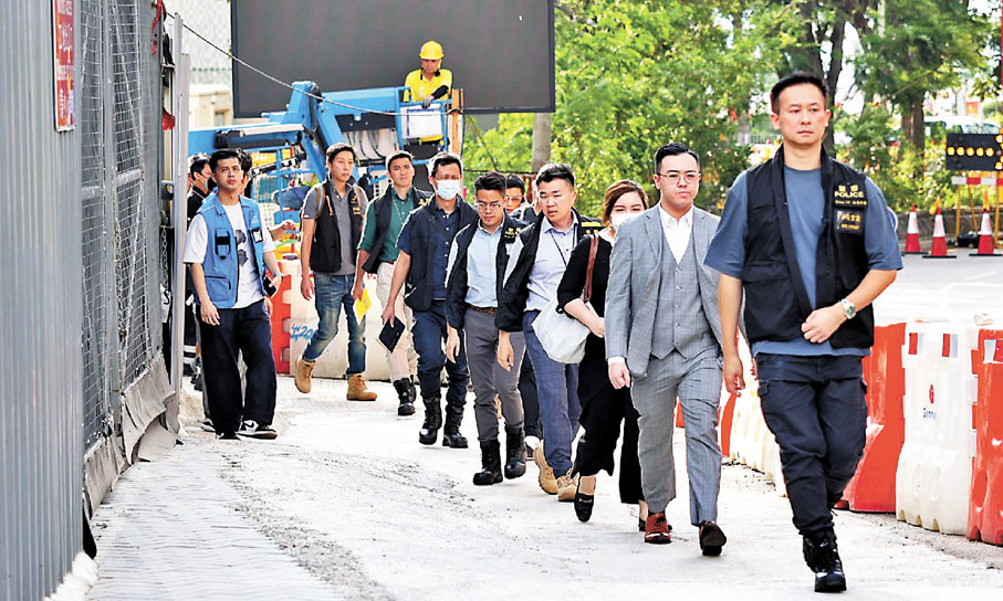 ◆昨日下午，重案組探員離開地盤時帶走工程項目公司兩名職員協助調查。