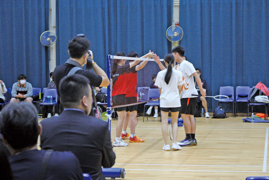 ◆ 東華三院董事局、華潤隆地代表、華潤學習與創新中心代表及香港女子羽毛球名將葉姵延為得獎學生頒獎，並與學生一起進行表演賽。