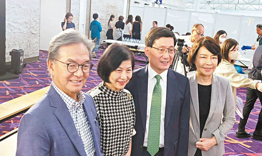 ◆（左起）香港機場管理局主席蘇澤光先生、電視廣播有限公司戲劇製作助理總經理曾勵珍小姐、香港機場管理局行政總裁林天福先生及香港機場管理局首席營運總監張李佳蕙女士。