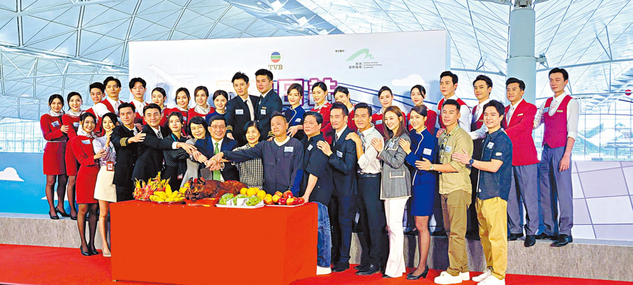 ◆眾人齊切燒豬，預祝劇集拍攝順利。