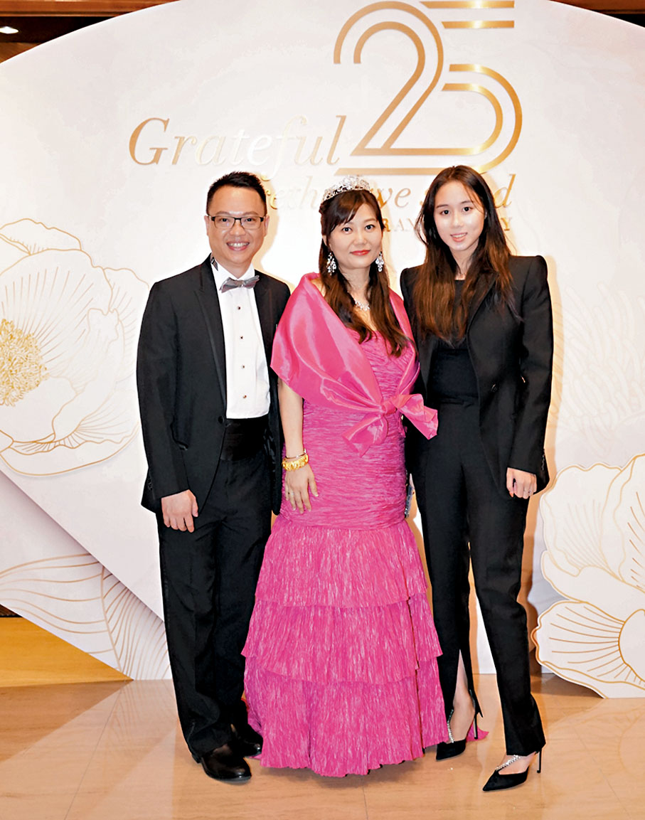 ◆何超欣甫到場即恭賀唐雄醫生伉儷。