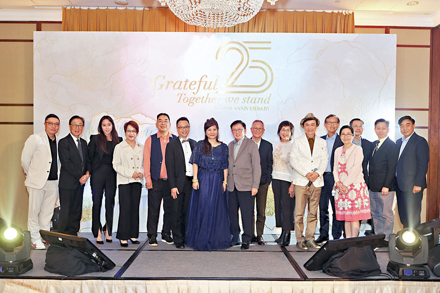 ◆唐琼雄醫生伉儷25周年銀婚紀念，醫學界、演藝界星光熠熠。