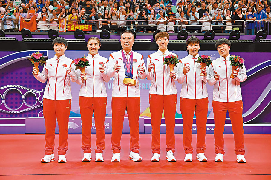 ◆中國女團在頒獎儀式後慶祝。  新華社