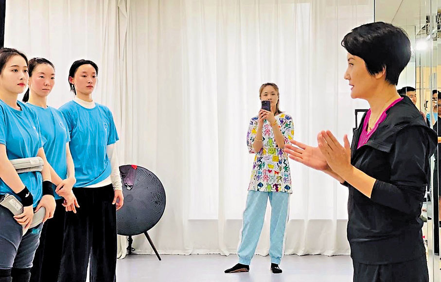 ◆崔巍指導演員排練。 受訪者供圖