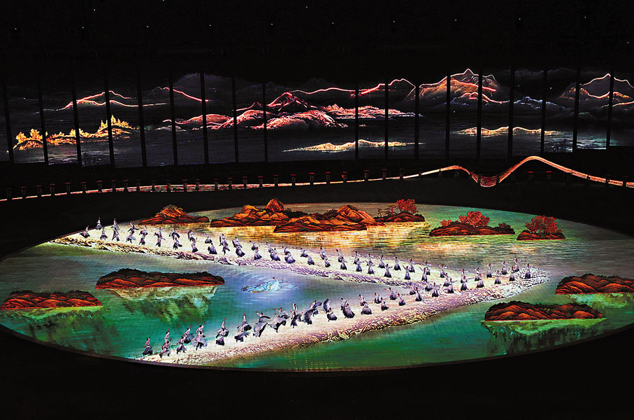 ◆國風少年以地為畫，踏墨而舞。 新華社