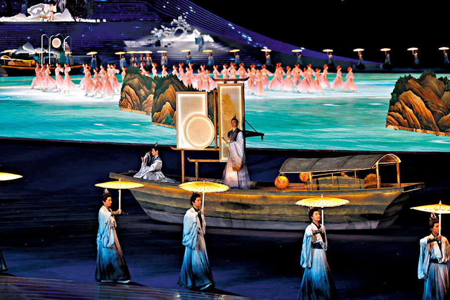 ◆宋韻主題遊船翩然而至，「駛入」京杭大運河。中新社